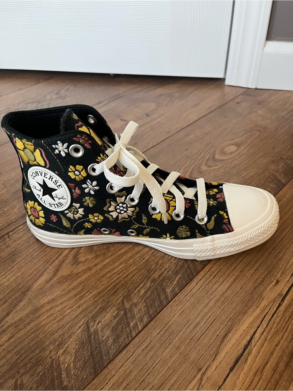 Converse Chuck Taylor All Star Retro Flowers Embroidered - Women’s 7/ Men’s 5 - Picture 8 of 16